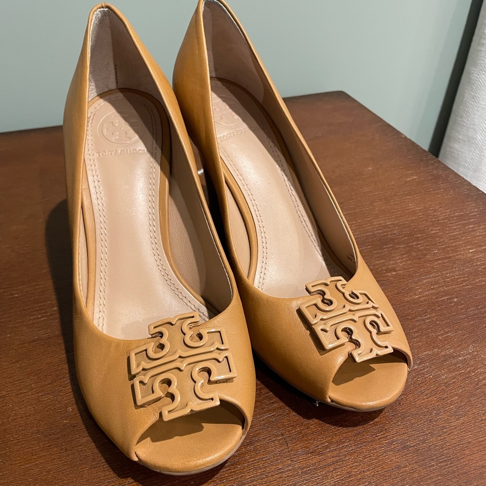 NWT Tory Burch leather peep toe wedges in tan / camel color, size 6.